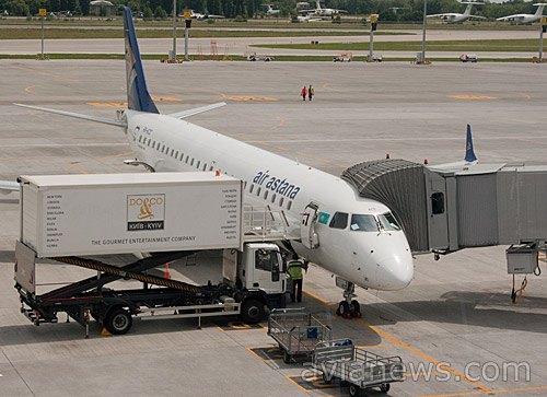 Ñàìîëåò Embraer àâèàêîìïàíèè Air Astana â Áîðèñïîëå