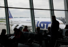 Пассажиры на фоне самолета Boeing 787 LOT