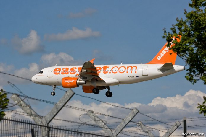 Airbus A319 easyJet заходит на посадку